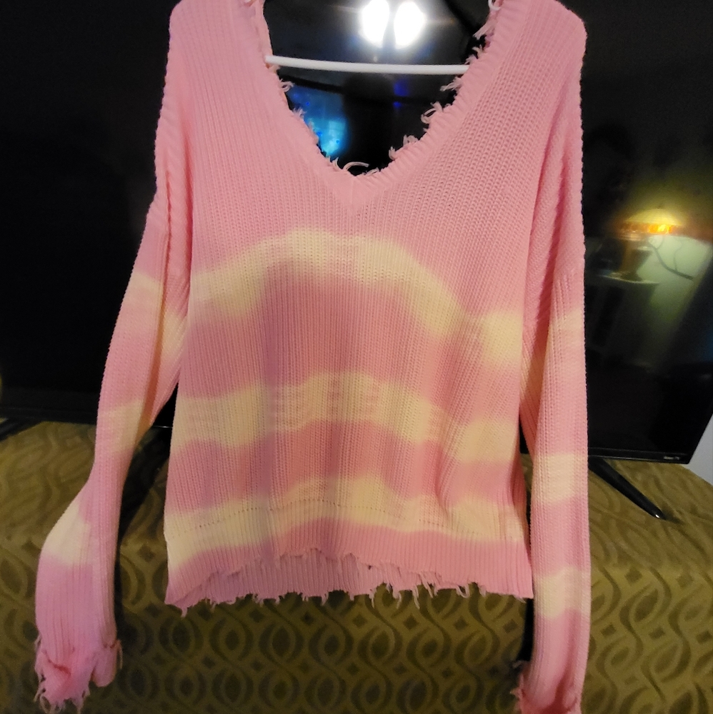 Forever 21 frayed edged sweater. Excellent condition. No stains or snags.